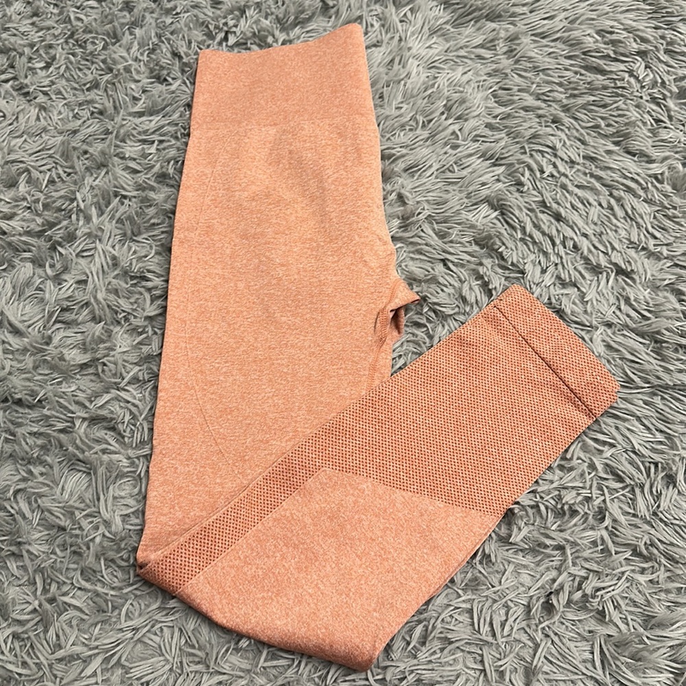 LARGE butt scrunch leggings!